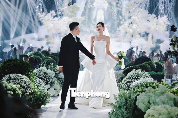 Đỗ Thị Hà thay 3 bộ váy cúp ngực ở lễ cưới - 15