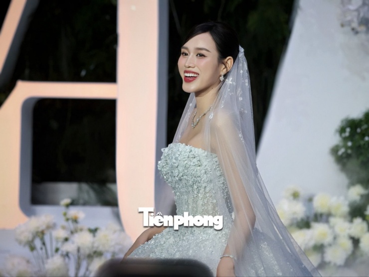 Đỗ Thị Hà thay 3 bộ váy cúp ngực ở lễ cưới - 17