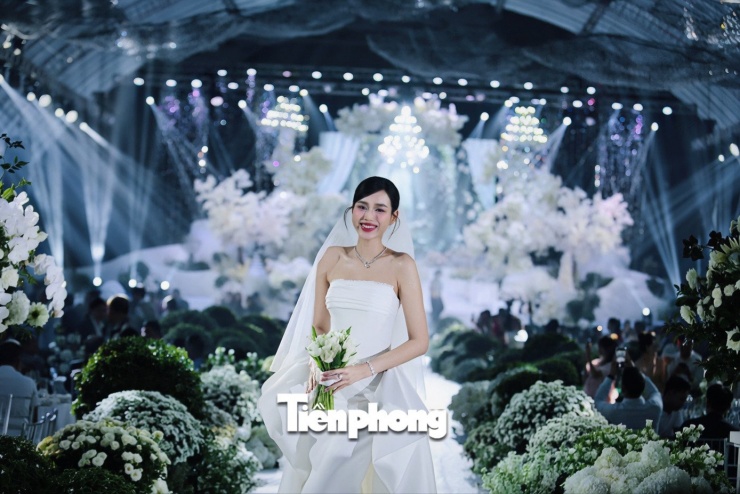 Đỗ Thị Hà thay 3 bộ váy cúp ngực ở lễ cưới - 16