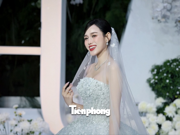 Đỗ Thị Hà thay 3 bộ váy cúp ngực ở lễ cưới - 18