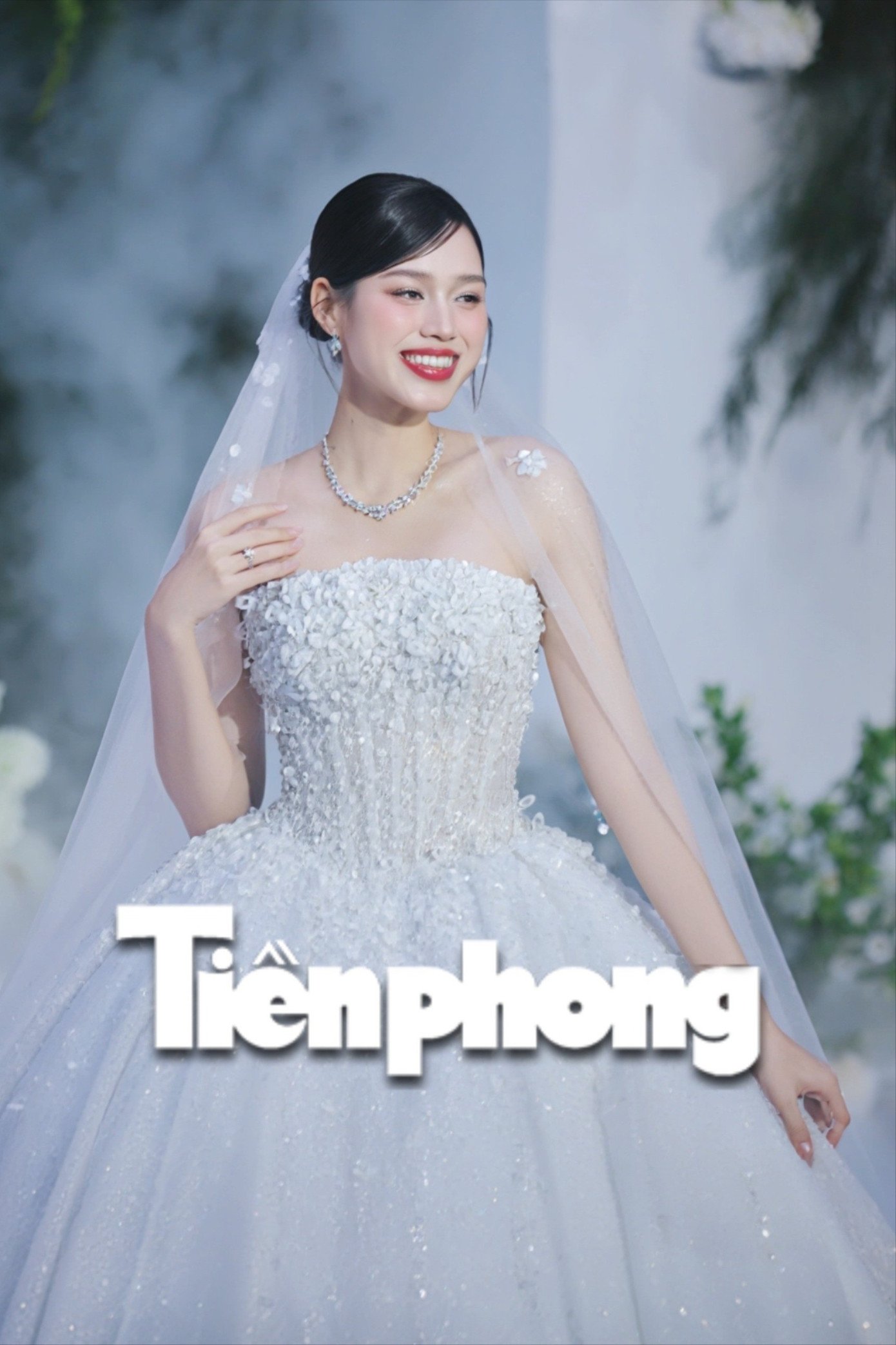 Đỗ Thị Hà thay 3 bộ váy cúp ngực ở lễ cưới - 19