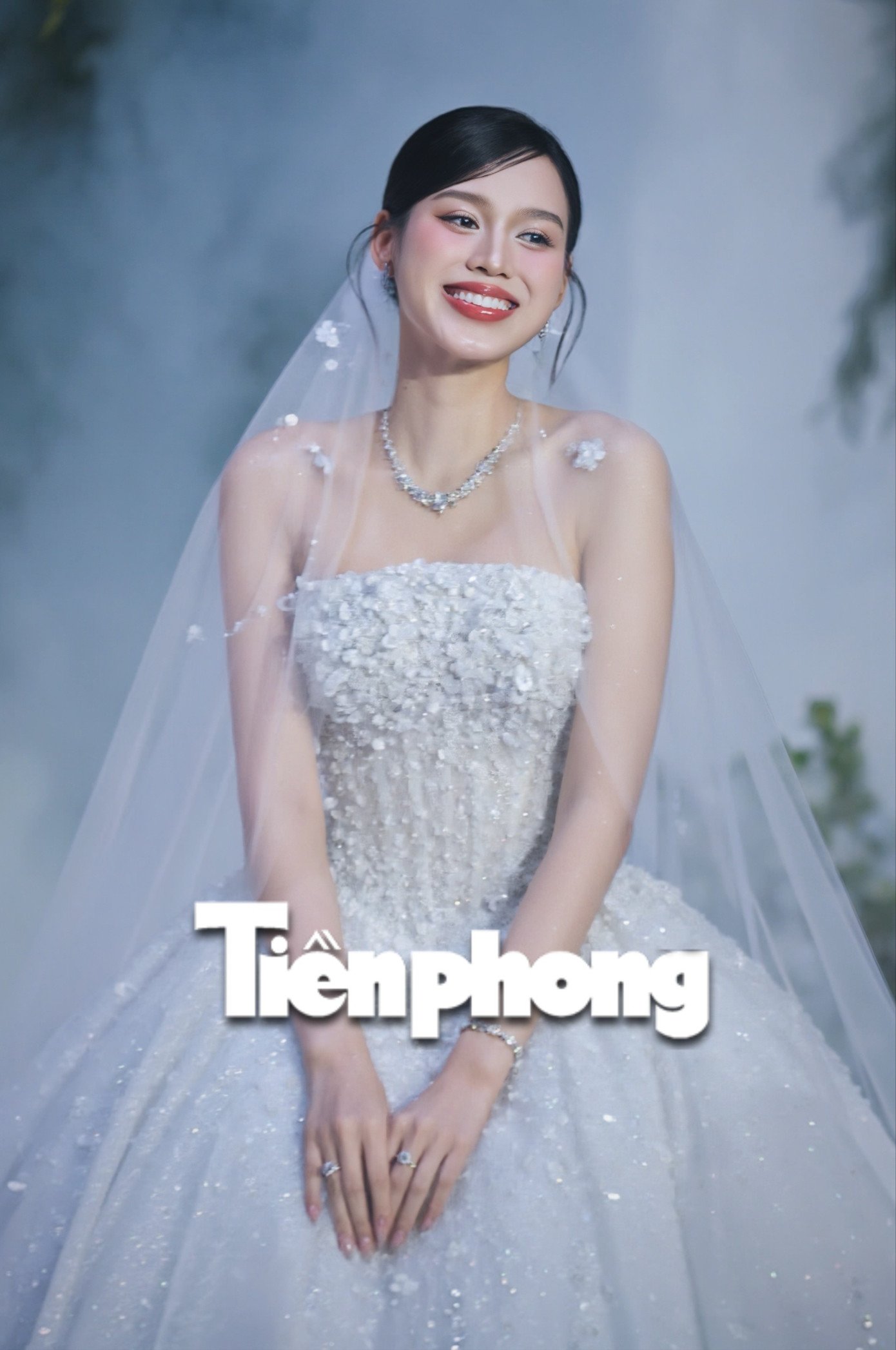 Đỗ Thị Hà thay 3 bộ váy cúp ngực ở lễ cưới - 20