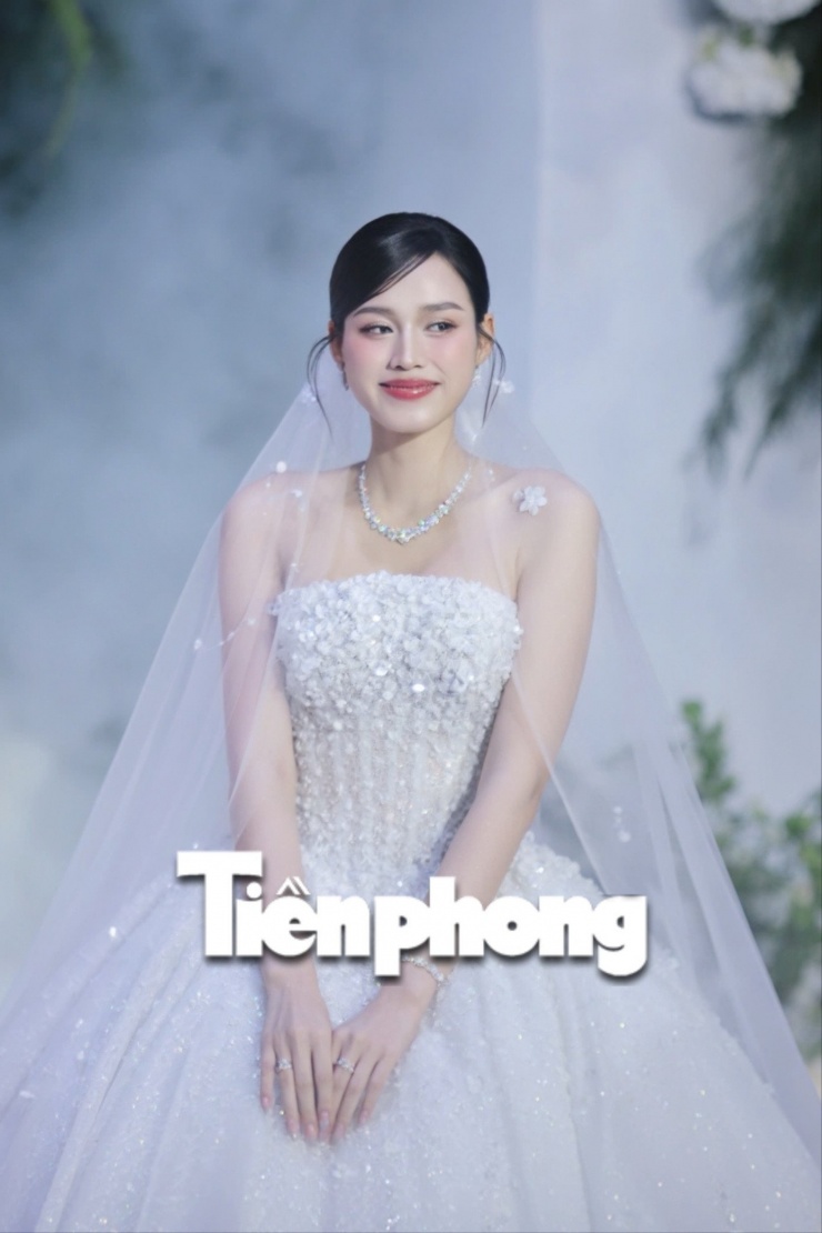 Đỗ Thị Hà thay 3 bộ váy cúp ngực ở lễ cưới - 22