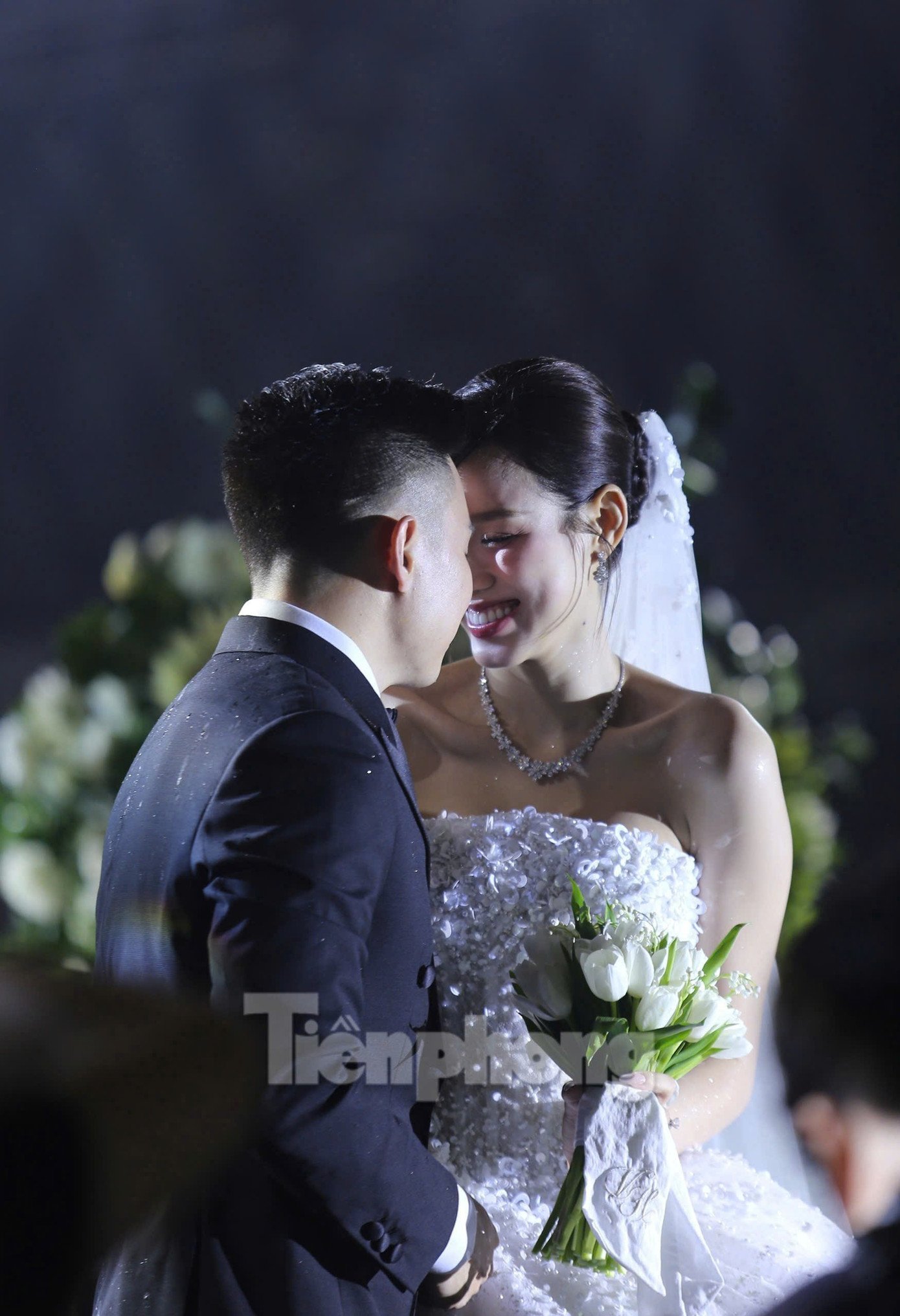 Đỗ Thị Hà thay 3 bộ váy cúp ngực ở lễ cưới - 23