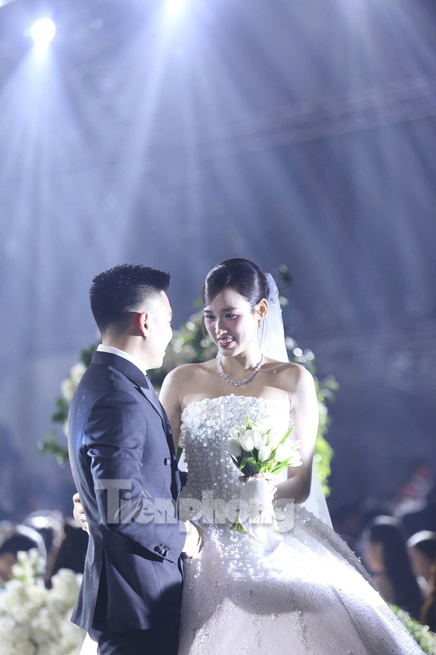 Đỗ Thị Hà thay 3 bộ váy cúp ngực ở lễ cưới - 24