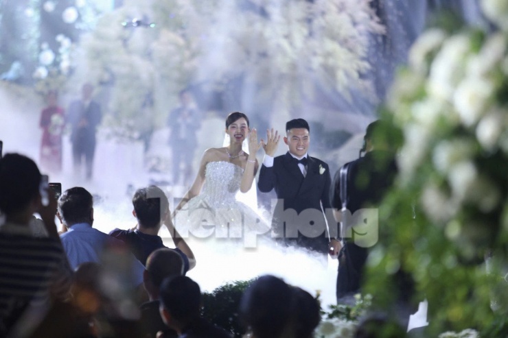 Đỗ Thị Hà thay 3 bộ váy cúp ngực ở lễ cưới - 25