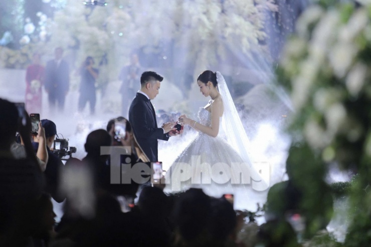 Đỗ Thị Hà thay 3 bộ váy cúp ngực ở lễ cưới - 26