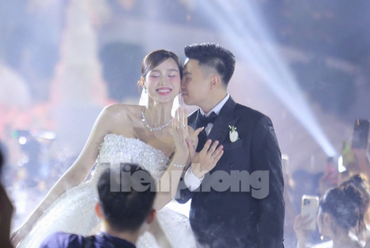 Đỗ Thị Hà thay 3 bộ váy cúp ngực ở lễ cưới - 27