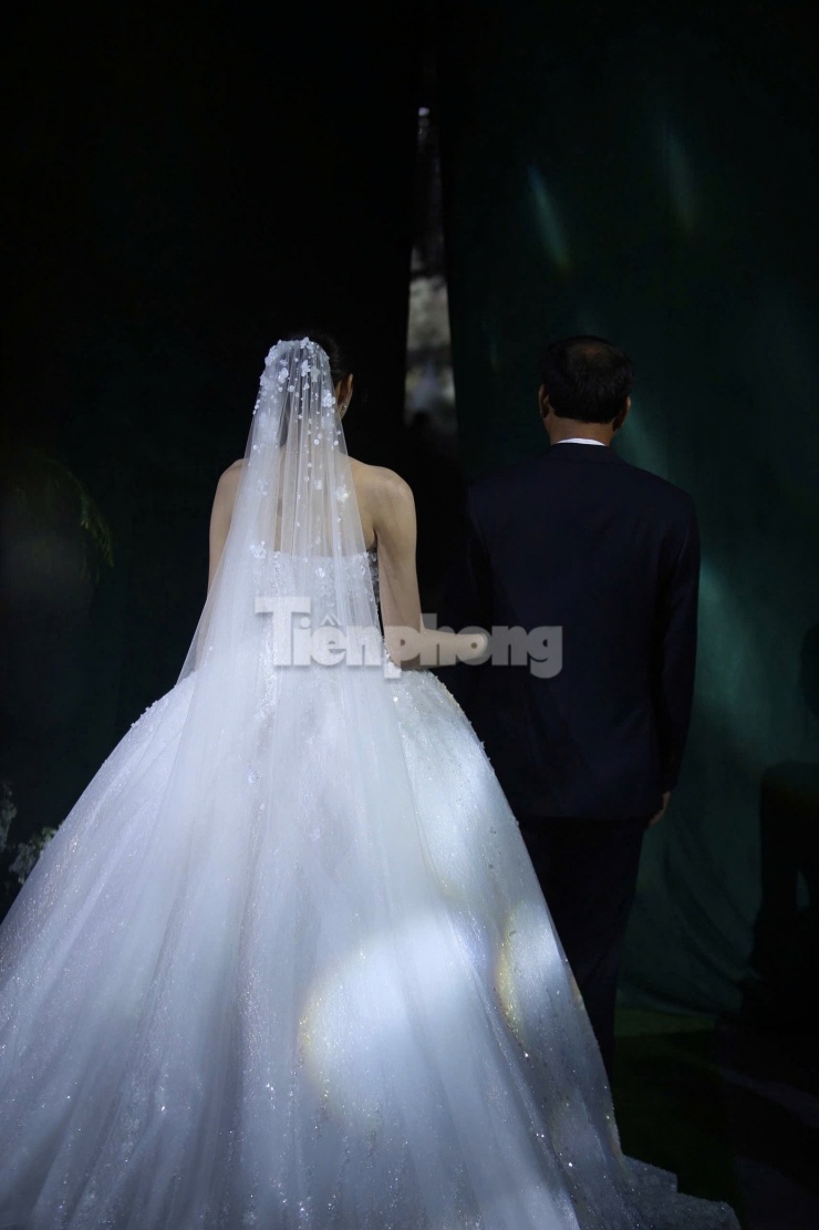 Đỗ Thị Hà thay 3 bộ váy cúp ngực ở lễ cưới - 34