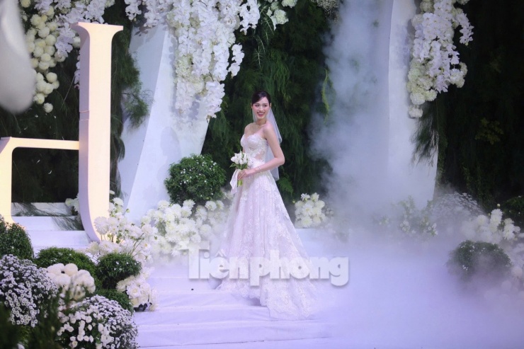 Đỗ Thị Hà thay 3 bộ váy cúp ngực ở lễ cưới - 40