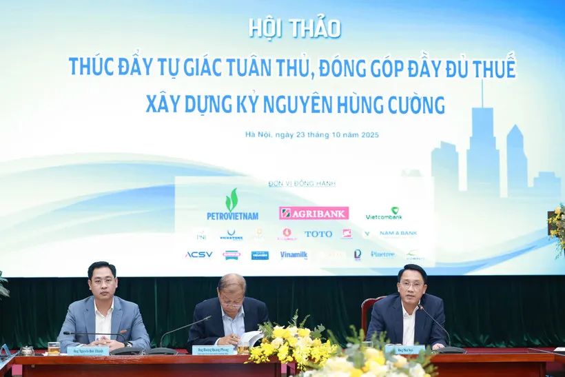 Cơ quan thuế cho hay, sẽ cầm tay chỉ việc, hỗ trợ người dân khai, nộp thuế chính xác, dễ dàng. Ảnh: MINH TRÚC quản lý thuế .jpg
