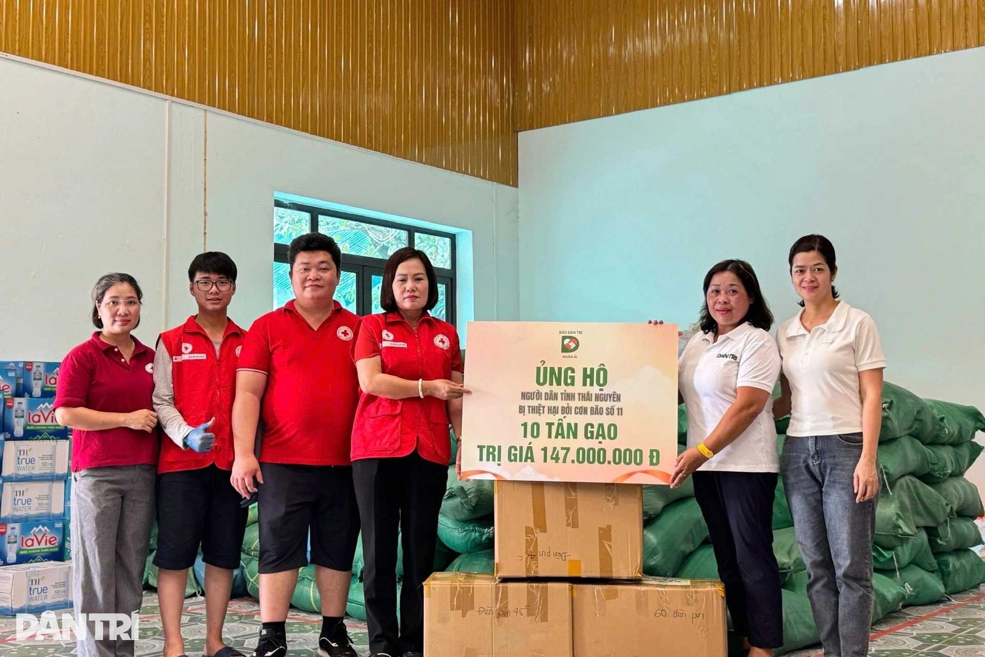 Bạn đọc ủng hộ gần 1 tỷ đồng, gửi yêu thương tới người dân vùng lũ miền Bắc - 2 Bạn đọc ủng hộ gần 1 tỷ đồng, gửi yêu thương tới người dân vùng lũ miền Bắc - 2