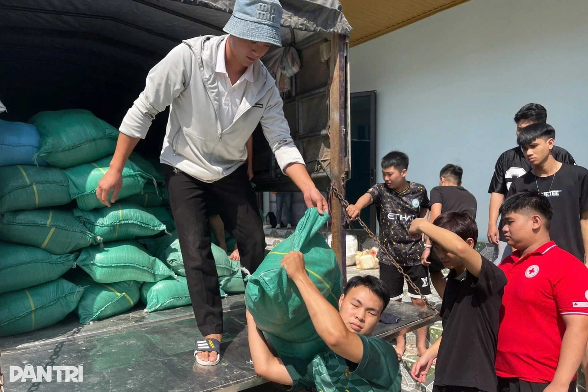 Bạn đọc ủng hộ gần 1 tỷ đồng, gửi yêu thương tới người dân vùng lũ miền Bắc - 3 Bạn đọc ủng hộ gần 1 tỷ đồng, gửi yêu thương tới người dân vùng lũ miền Bắc - 3