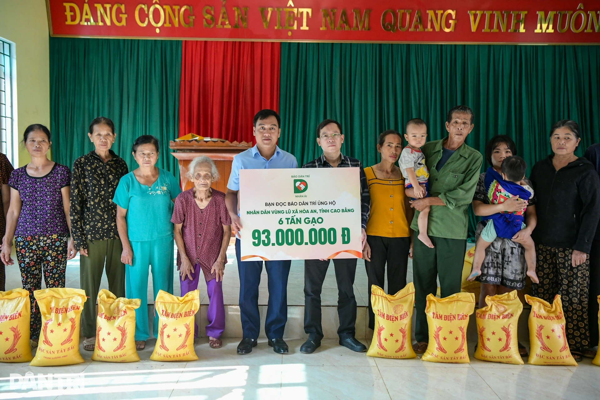 Bạn đọc ủng hộ gần 1 tỷ đồng, gửi yêu thương tới người dân vùng lũ miền Bắc - 4 Bạn đọc ủng hộ gần 1 tỷ đồng, gửi yêu thương tới người dân vùng lũ miền Bắc - 4