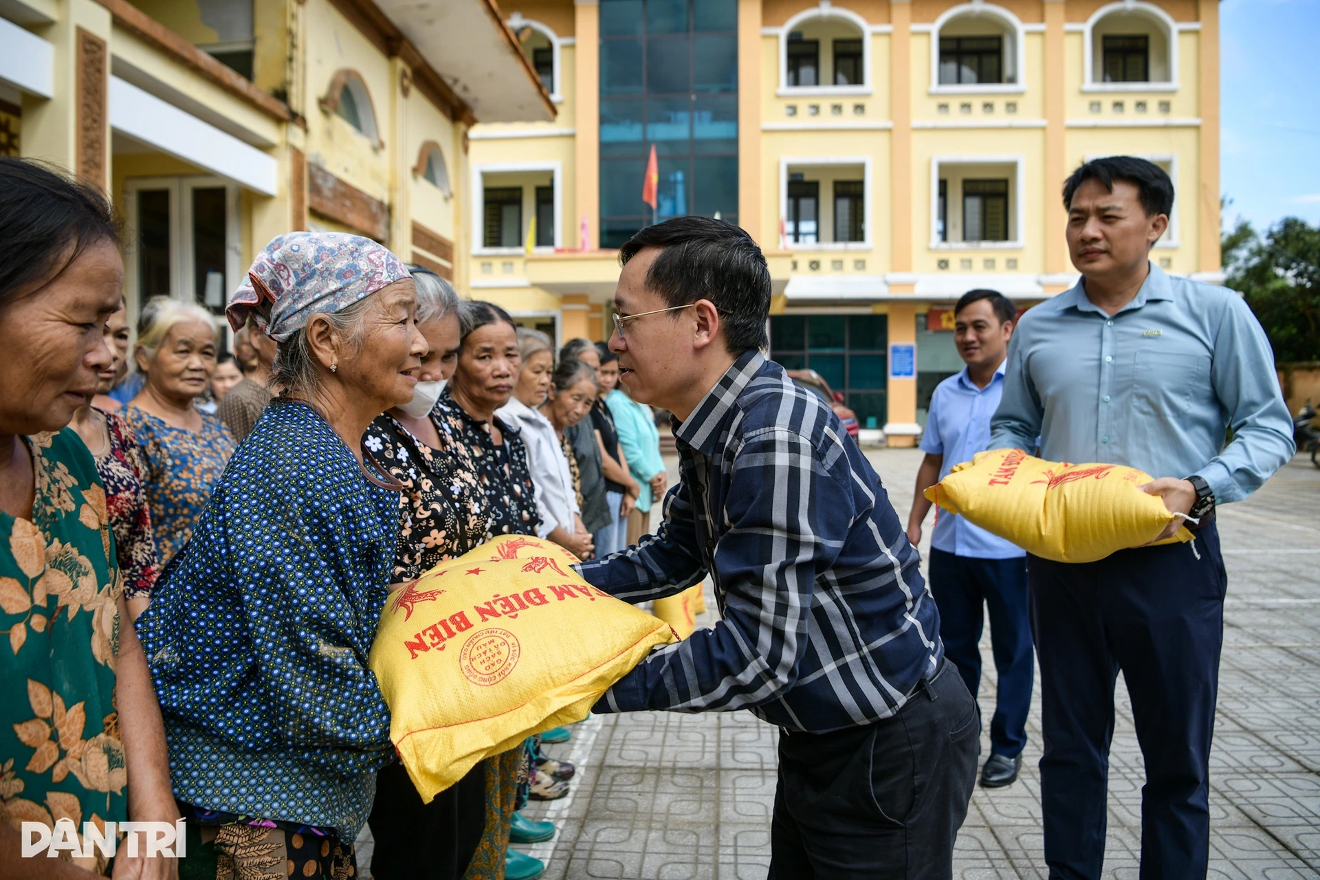 Bạn đọc ủng hộ gần 1 tỷ đồng, gửi yêu thương tới người dân vùng lũ miền Bắc - 5 Bạn đọc ủng hộ gần 1 tỷ đồng, gửi yêu thương tới người dân vùng lũ miền Bắc - 5