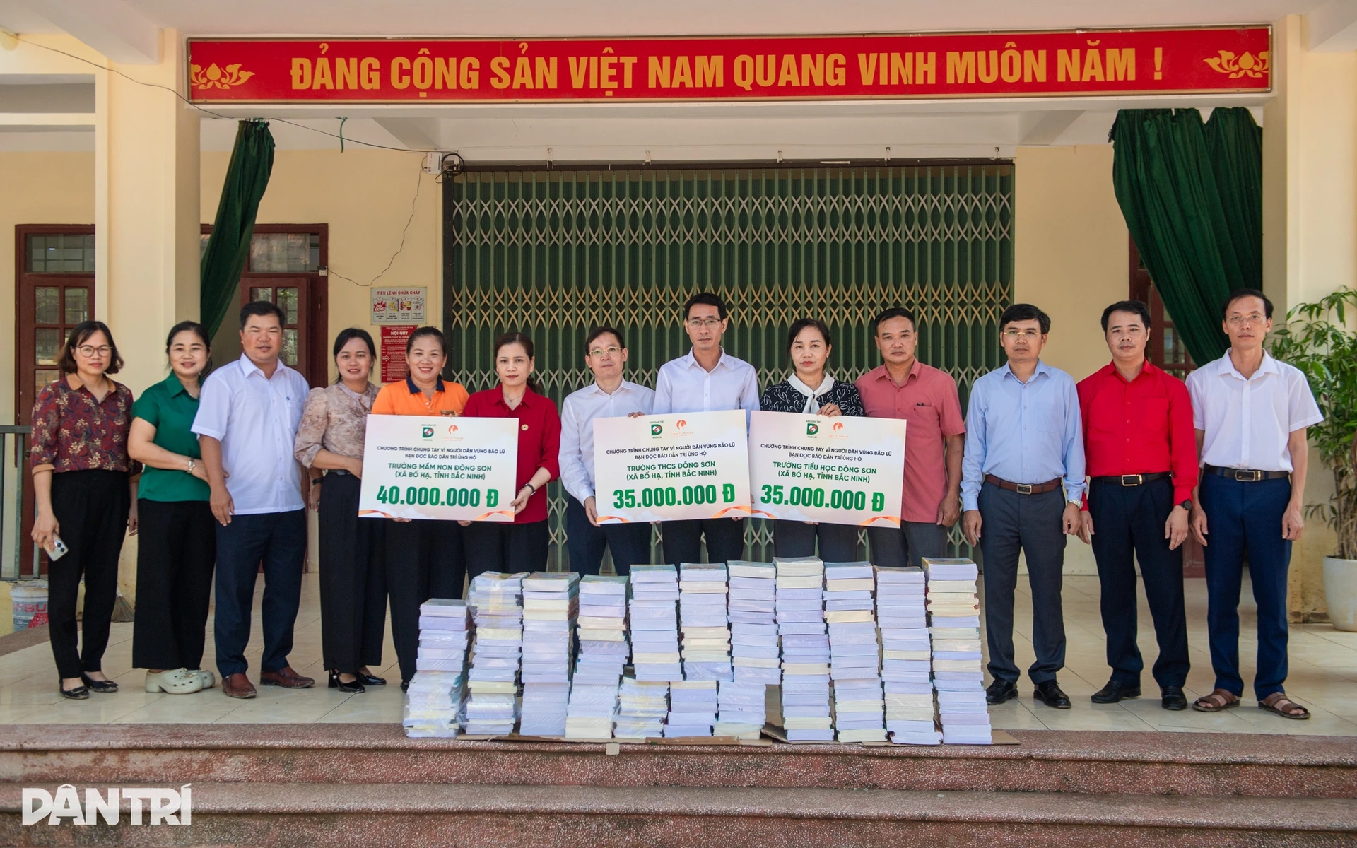 Bạn đọc ủng hộ gần 1 tỷ đồng, gửi yêu thương tới người dân vùng lũ miền Bắc - 7 Bạn đọc ủng hộ gần 1 tỷ đồng, gửi yêu thương tới người dân vùng lũ miền Bắc - 7