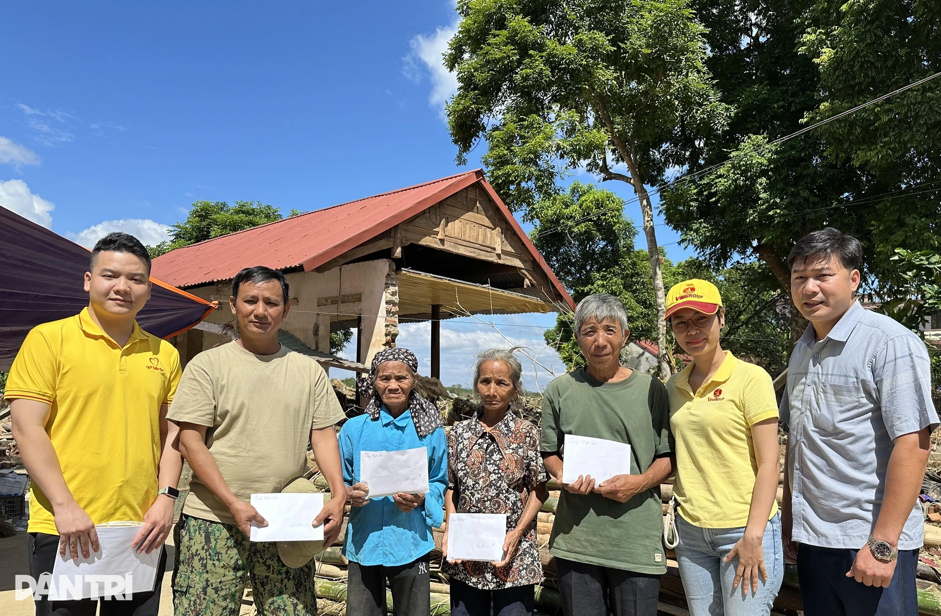 Bạn đọc ủng hộ gần 1 tỷ đồng, gửi yêu thương tới người dân vùng lũ miền Bắc - 8 Bạn đọc ủng hộ gần 1 tỷ đồng, gửi yêu thương tới người dân vùng lũ miền Bắc - 8