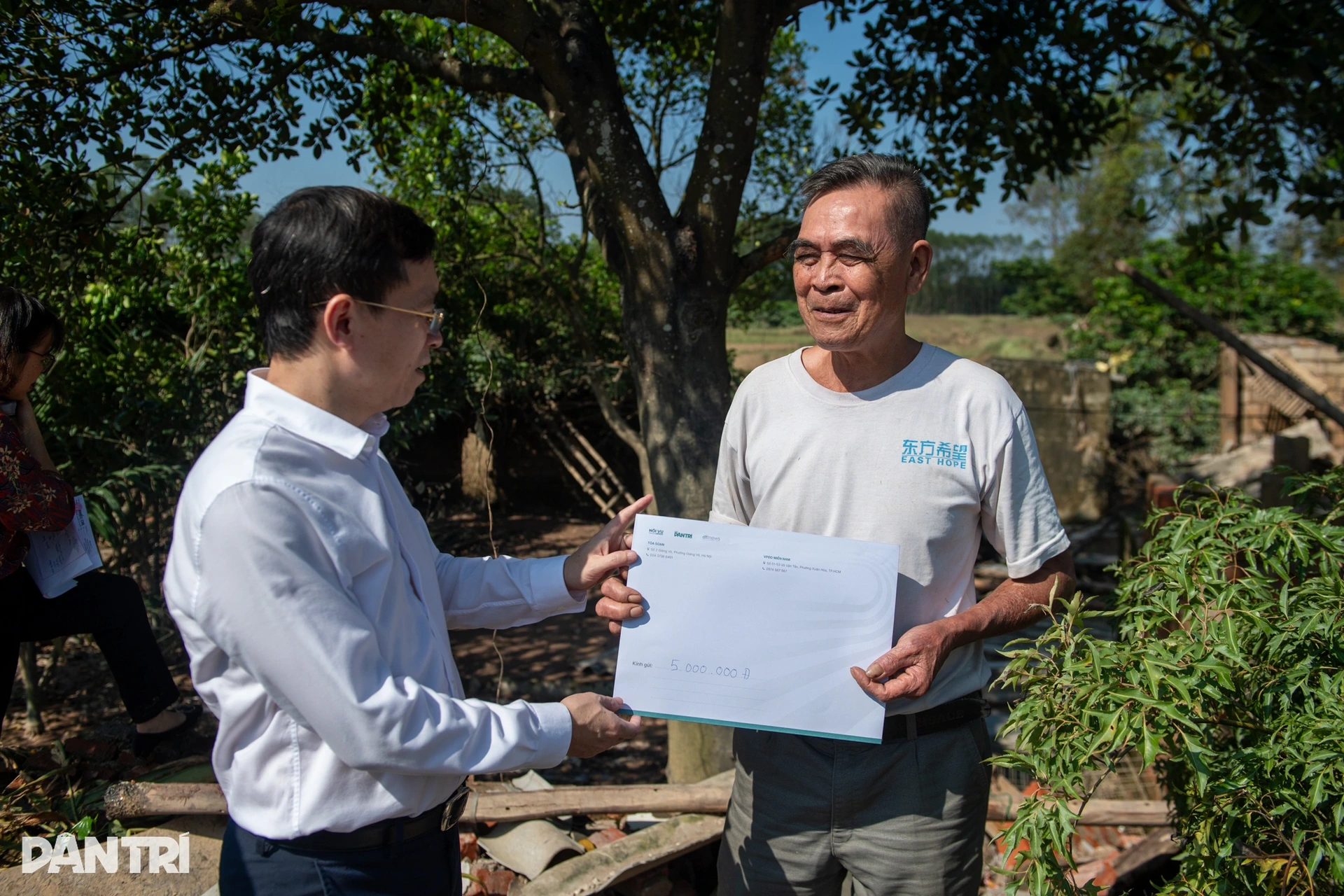 Bạn đọc ủng hộ gần 1 tỷ đồng, gửi yêu thương tới người dân vùng lũ miền Bắc - 10 Bạn đọc ủng hộ gần 1 tỷ đồng, gửi yêu thương tới người dân vùng lũ miền Bắc - 10