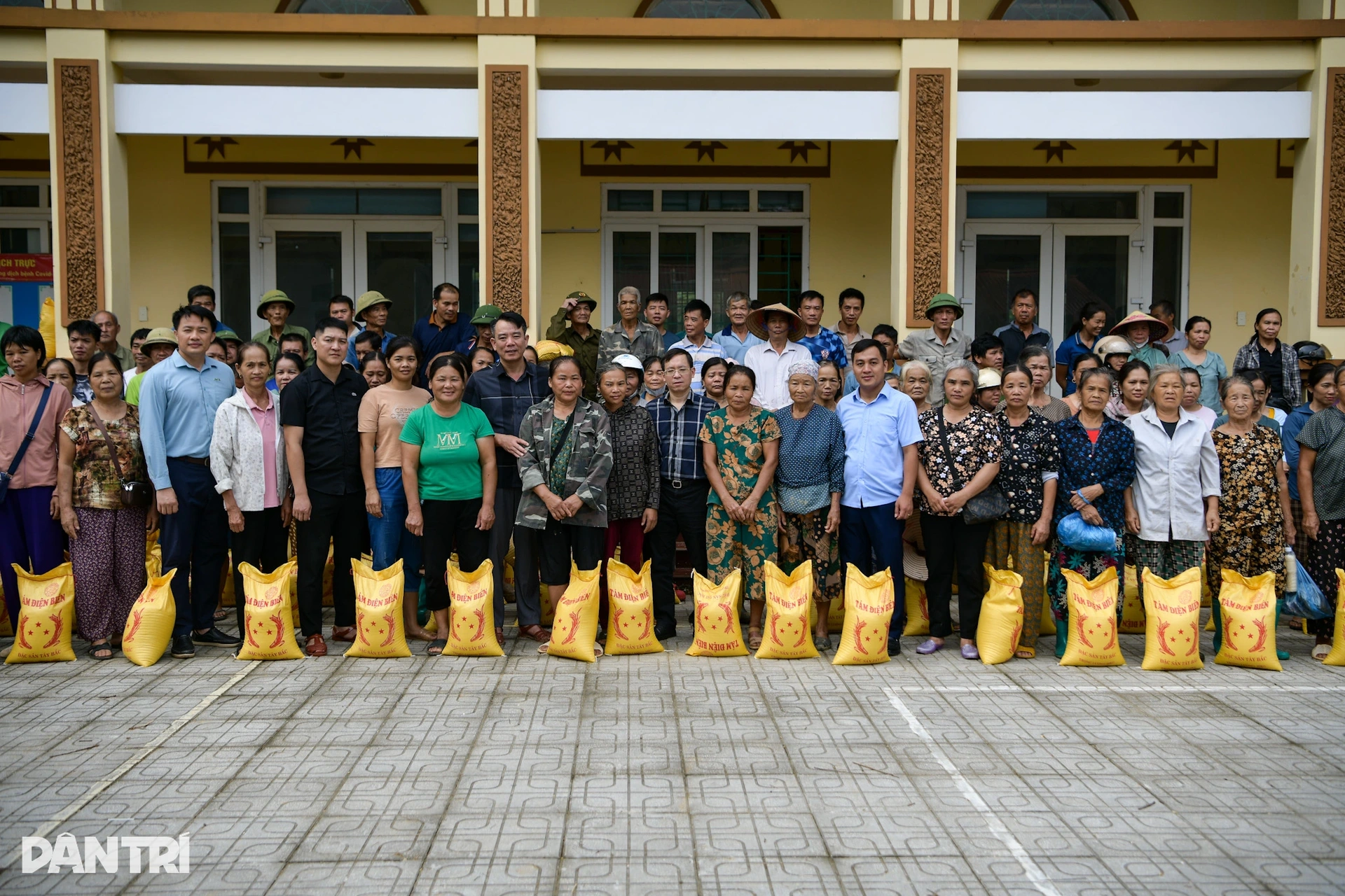 Bạn đọc ủng hộ gần 1 tỷ đồng, gửi yêu thương tới người dân vùng lũ miền Bắc - 11 Bạn đọc ủng hộ gần 1 tỷ đồng, gửi yêu thương tới người dân vùng lũ miền Bắc - 11