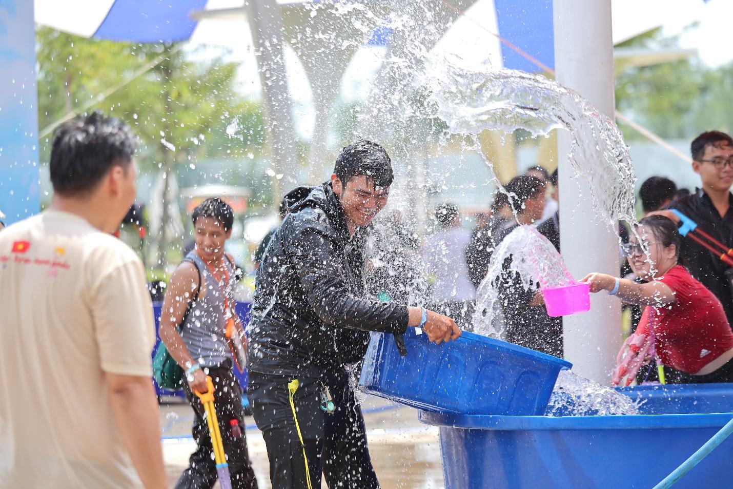 Hơn 2.000 bạn trẻ quẩy hết mình tại sự kiện té nước cùng Snappy Tom và Hobby Horizon- Ảnh 4.