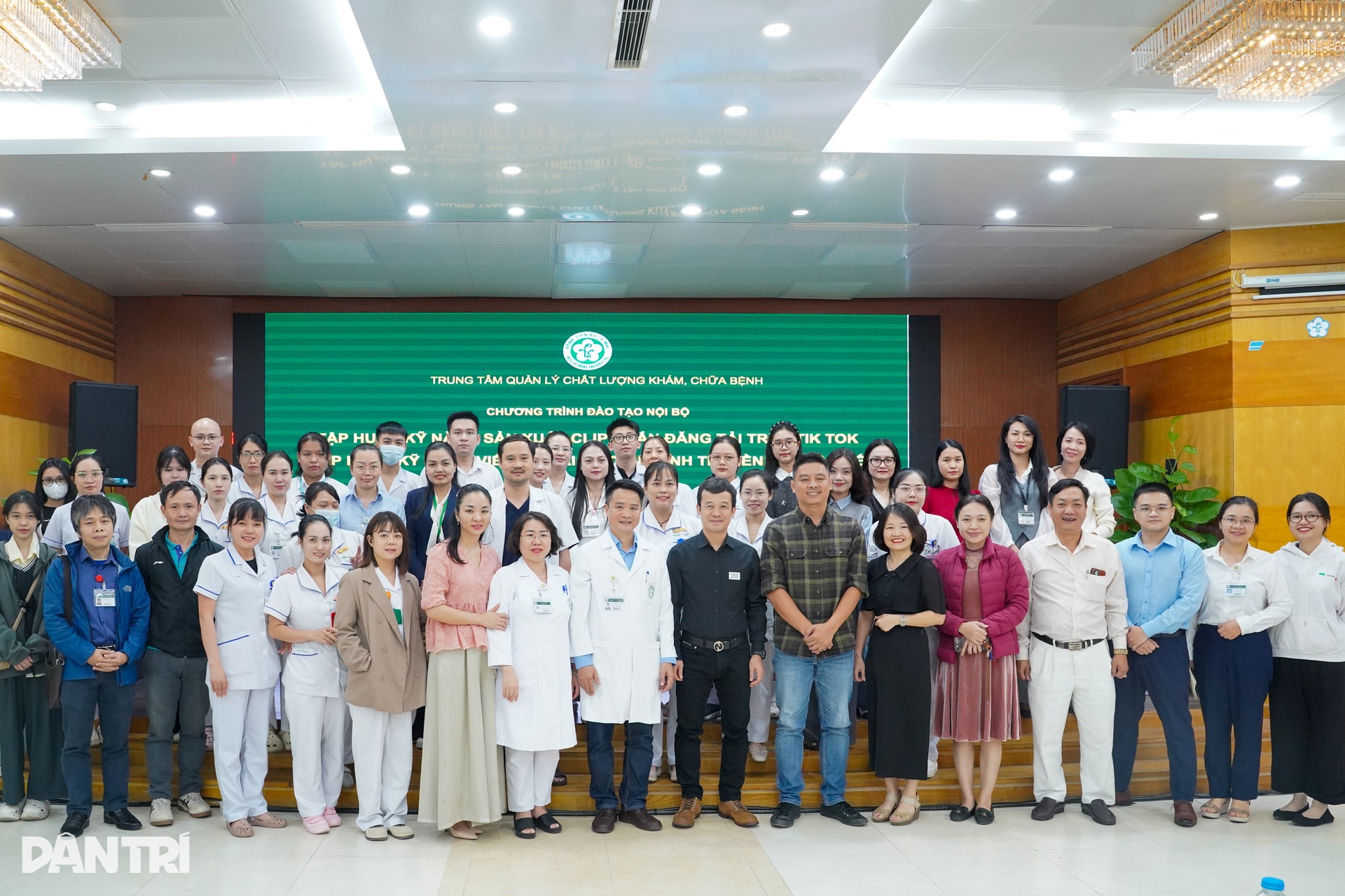 Blouse trắng Bạch Mai học chụp ảnh, viết tin cùng chuyên gia báo Dân trí - 2