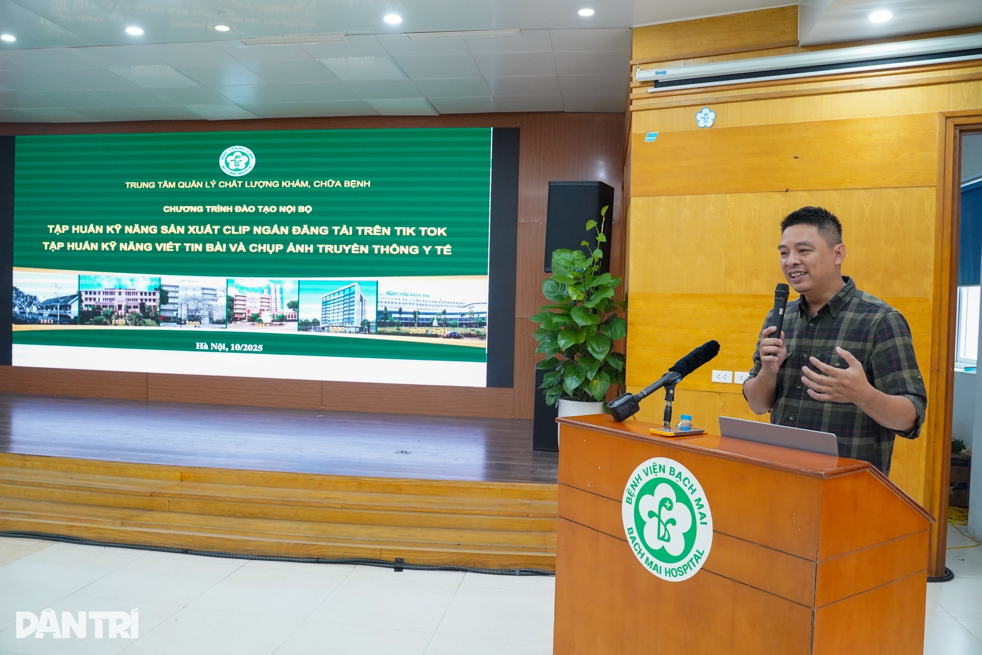 Blouse trắng Bạch Mai học chụp ảnh, viết tin cùng chuyên gia báo Dân trí - 4