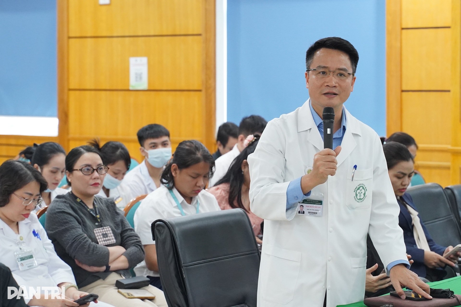 Blouse trắng Bạch Mai học chụp ảnh, viết tin cùng chuyên gia báo Dân trí - 3