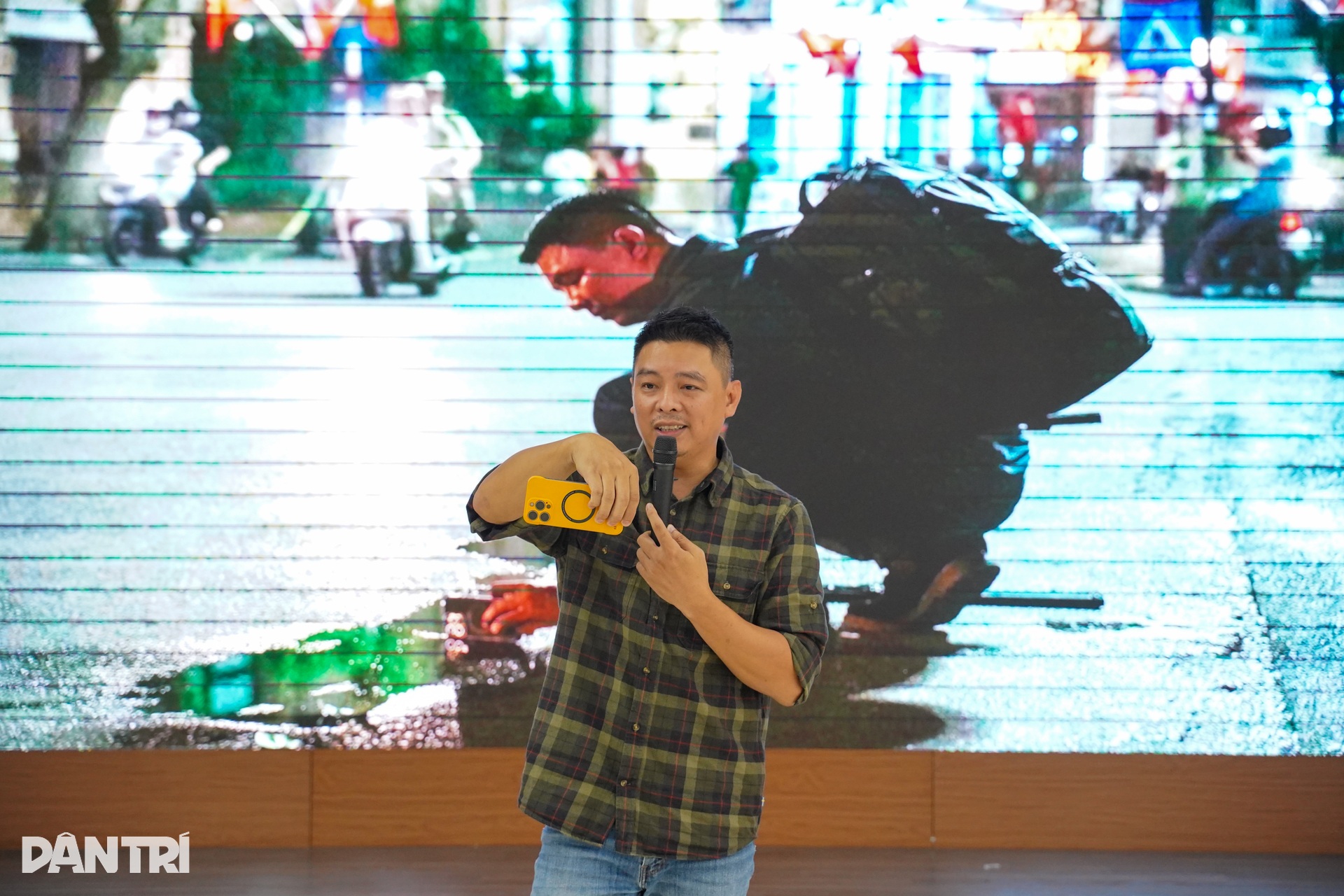 Blouse trắng Bạch Mai học chụp ảnh, viết tin cùng chuyên gia báo Dân trí - 5