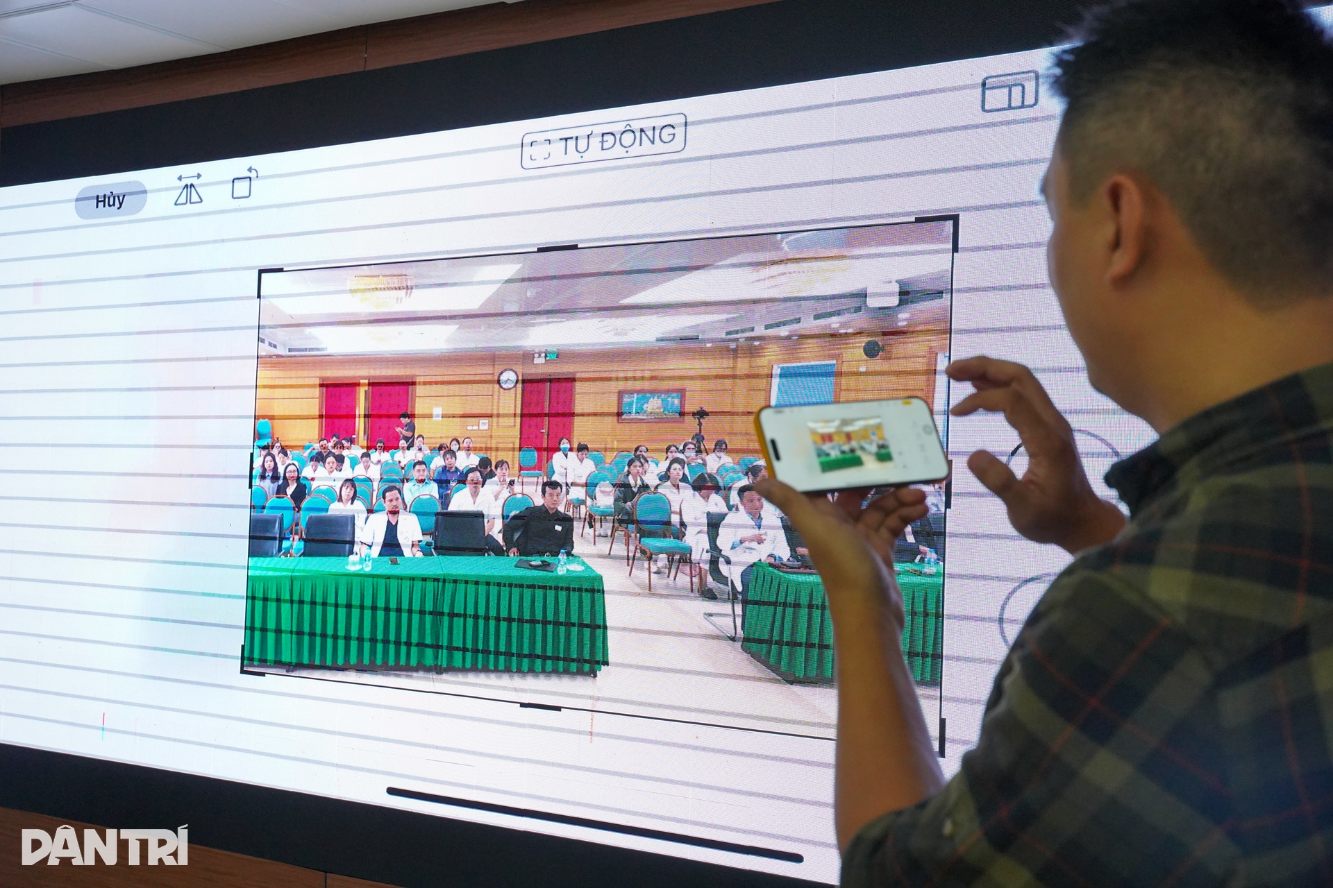 Blouse trắng Bạch Mai học chụp ảnh, viết tin cùng chuyên gia báo Dân trí - 8