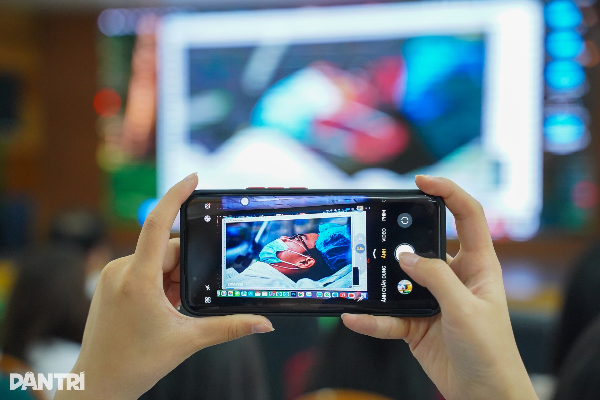 Blouse trắng Bạch Mai học chụp ảnh, viết tin cùng chuyên gia báo Dân trí - 9