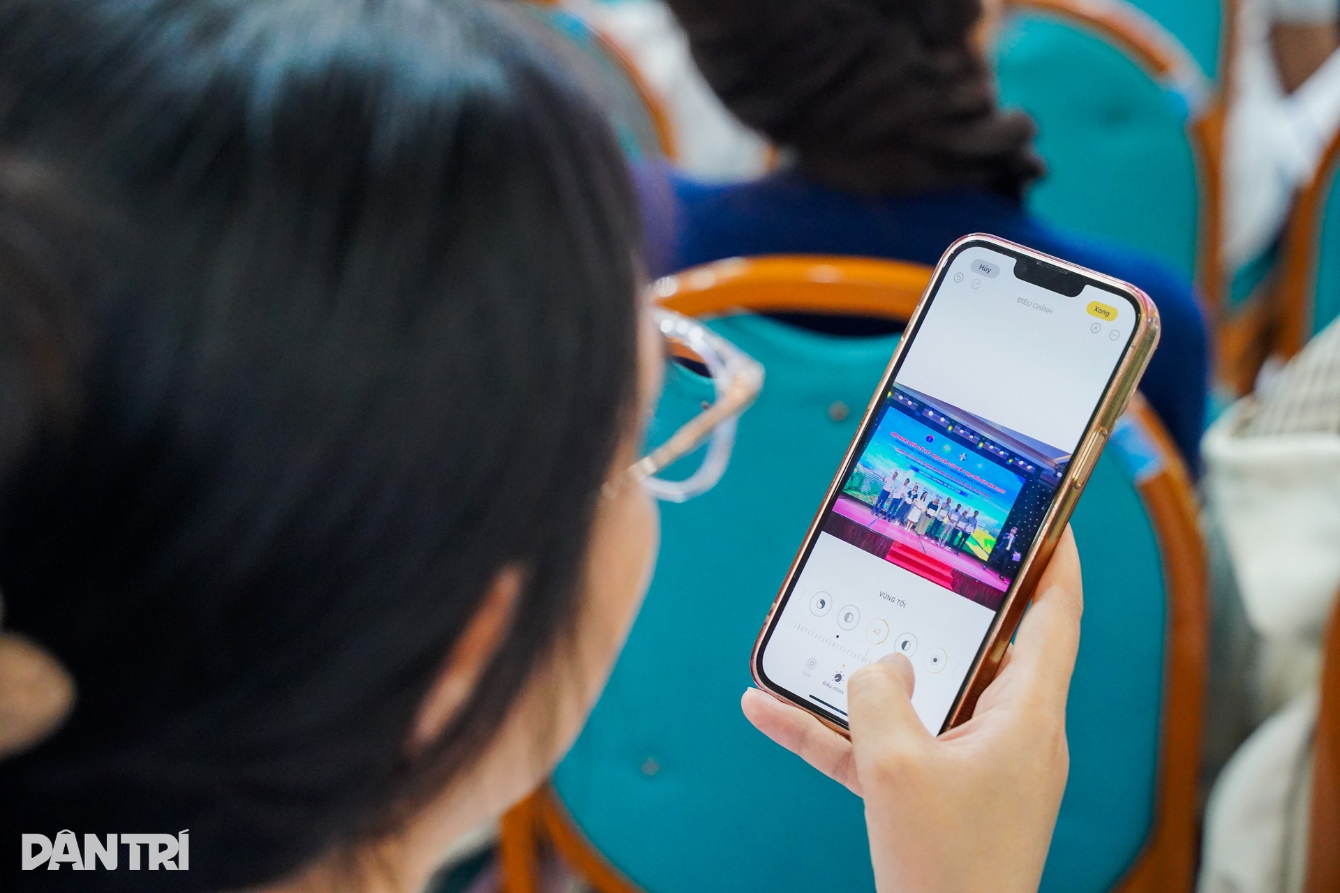 Blouse trắng Bạch Mai học chụp ảnh, viết tin cùng chuyên gia báo Dân trí - 10