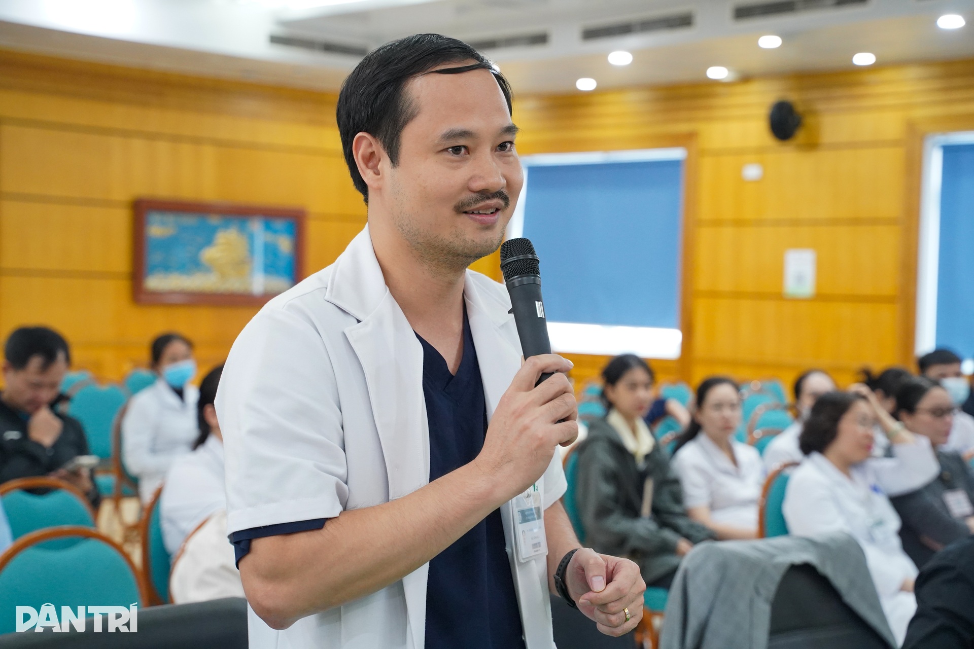 Blouse trắng Bạch Mai học chụp ảnh, viết tin cùng chuyên gia báo Dân trí - 11