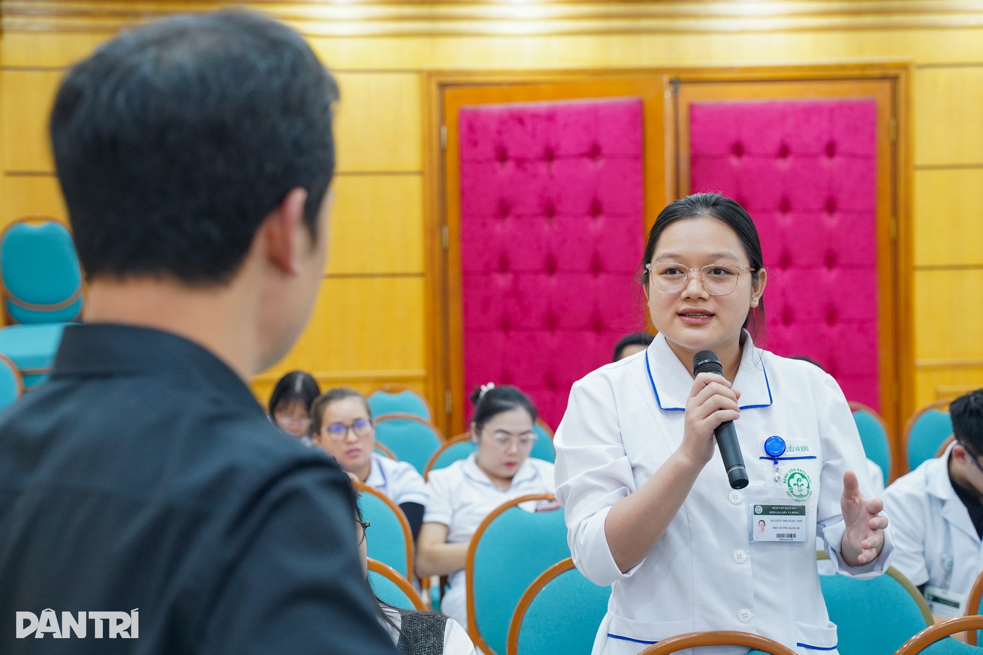 Blouse trắng Bạch Mai học chụp ảnh, viết tin cùng chuyên gia báo Dân trí - 14