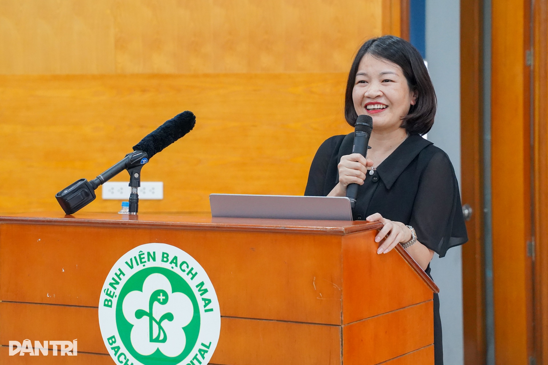 Blouse trắng Bạch Mai học chụp ảnh, viết tin cùng chuyên gia báo Dân trí - 16