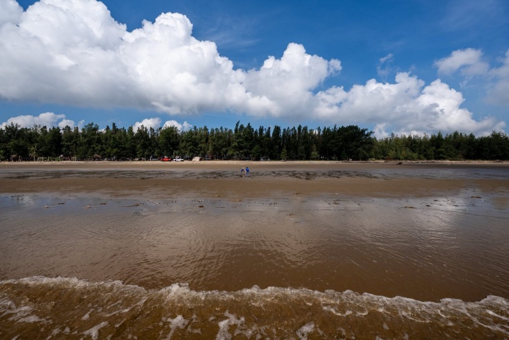 Bãi cát mịn trải dài, rộng và thoải, rất lý tưởng để trẻ em vui chơi