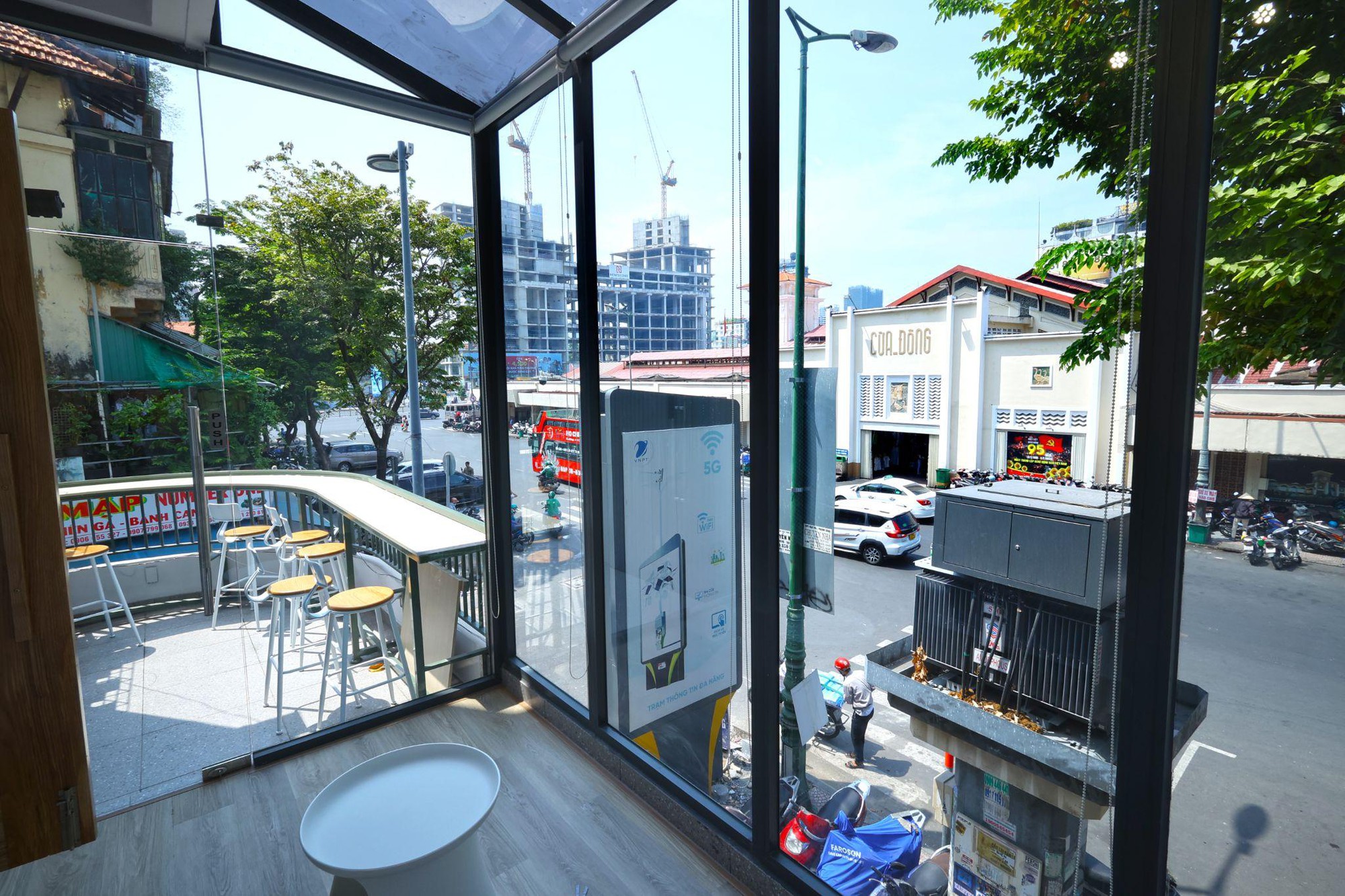 Mèo cam ‘tai tiếng' khổng lồ xuất hiện tại cửa Đông chợ Bến Thành- Ảnh 3. Mèo cam ‘tai tiếng' khổng lồ xuất hiện tại cửa Đông chợ Bến Thành- Ảnh 3.