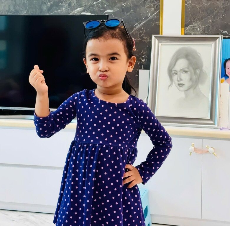 Con gái lai Ấn nhà Võ Hạ Trâm thuộc bài hát yêu nước của mẹ, 4 tuổi đã điệu đà, sở hữu mái tóc đen dài 3 Cô bé có năng khiếu âm nhạc giống mẹ, thích hát và nhảy.