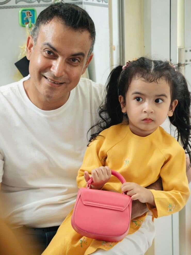 Con gái lai Ấn nhà Võ Hạ Trâm thuộc bài hát yêu nước của mẹ, 4 tuổi đã điệu đà, sở hữu mái tóc đen dài 6 Moon rất bám bố, luôn chờ đợi để ôm hôn mỗi khi doanh nhân Vikas đi làm về.