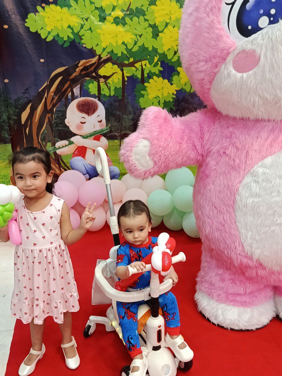 Con gái lai Ấn nhà Võ Hạ Trâm thuộc bài hát yêu nước của mẹ, 4 tuổi đã điệu đà, sở hữu mái tóc đen dài 8 2 con của Võ Hạ Trâm đều thừa hưởng nét đẹp từ bố.