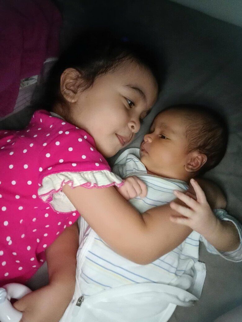 Con gái lai Ấn nhà Võ Hạ Trâm thuộc bài hát yêu nước của mẹ, 4 tuổi đã điệu đà, sở hữu mái tóc đen dài 7 Moon háo hức khi biết có em trai, thường hát ru cho bé Milo ngủ.