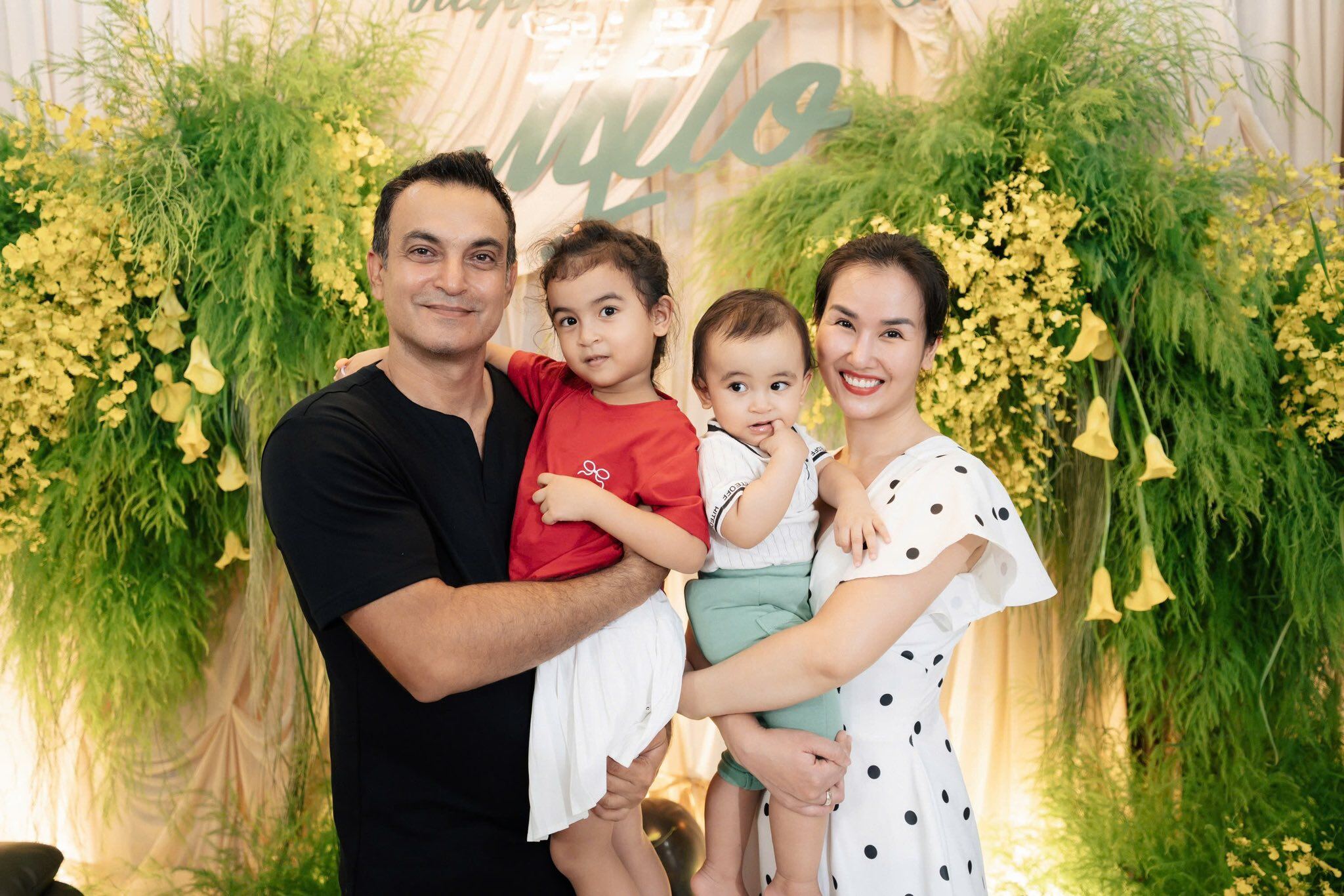 Con gái lai Ấn nhà Võ Hạ Trâm thuộc bài hát yêu nước của mẹ, 4 tuổi đã điệu đà, sở hữu mái tóc đen dài 9 Võ Hạ Trâm và ông xã người Ấn Độ tổ chức tiệc thôi nôi có quý tử Milo.