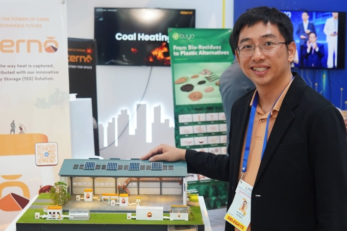 Nhà sáng lập startup Alternō - Hồ Việt Hải bên mô hình hệ thống pin cát do anh phát triển. Ảnh: Trọng Đạt