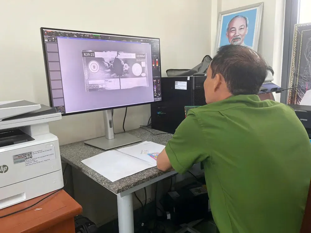 Giám định viên Phòng Kỹ thuật hình sự Công an tỉnh Quảng Ngãi dùng nhiều biện pháp nghiệp vụ để giám định tờ vé số. vu-to-ve-so-trung-2-ti-bi-rach-cong-an-quang-ngai-giam-dinh-the-nao-1.jpg