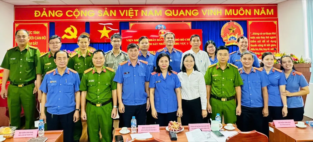 Các đơn vị chụp hình kỷ niệm. 1vksnd-khu-vuc-3-tp-hcm-trien-khai-nghi-quyet-205-2025-qh15-chu-dong-bao-ve-nguoi-yeu-the-va-loi-ich-cong.jpg