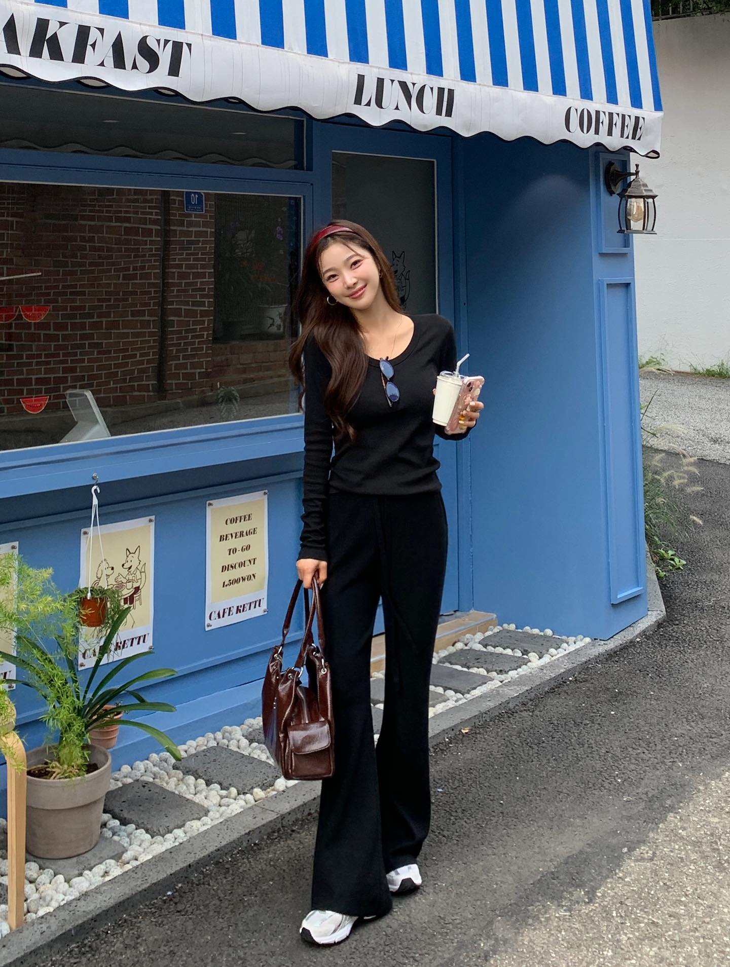 Hot nhất mùa đông 2025 chính là áo thun dài tay, sành điệu từ đi làm tới đi chơi với 10 cách phối - Ảnh 4.