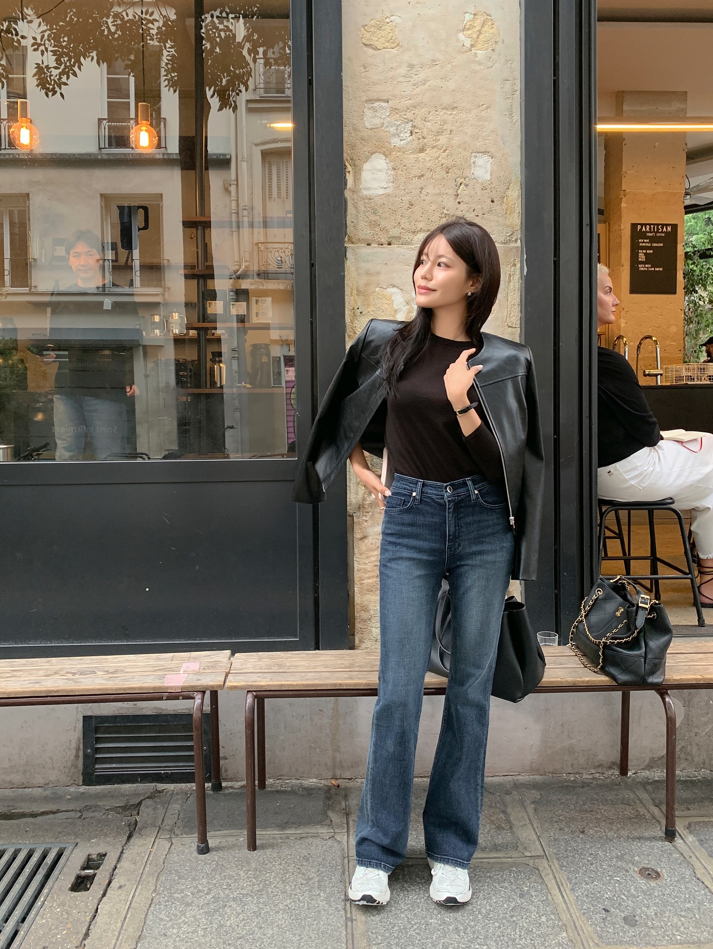 Hot nhất mùa đông 2025 chính là áo thun dài tay, sành điệu từ đi làm tới đi chơi với 10 cách phối - Ảnh 7.