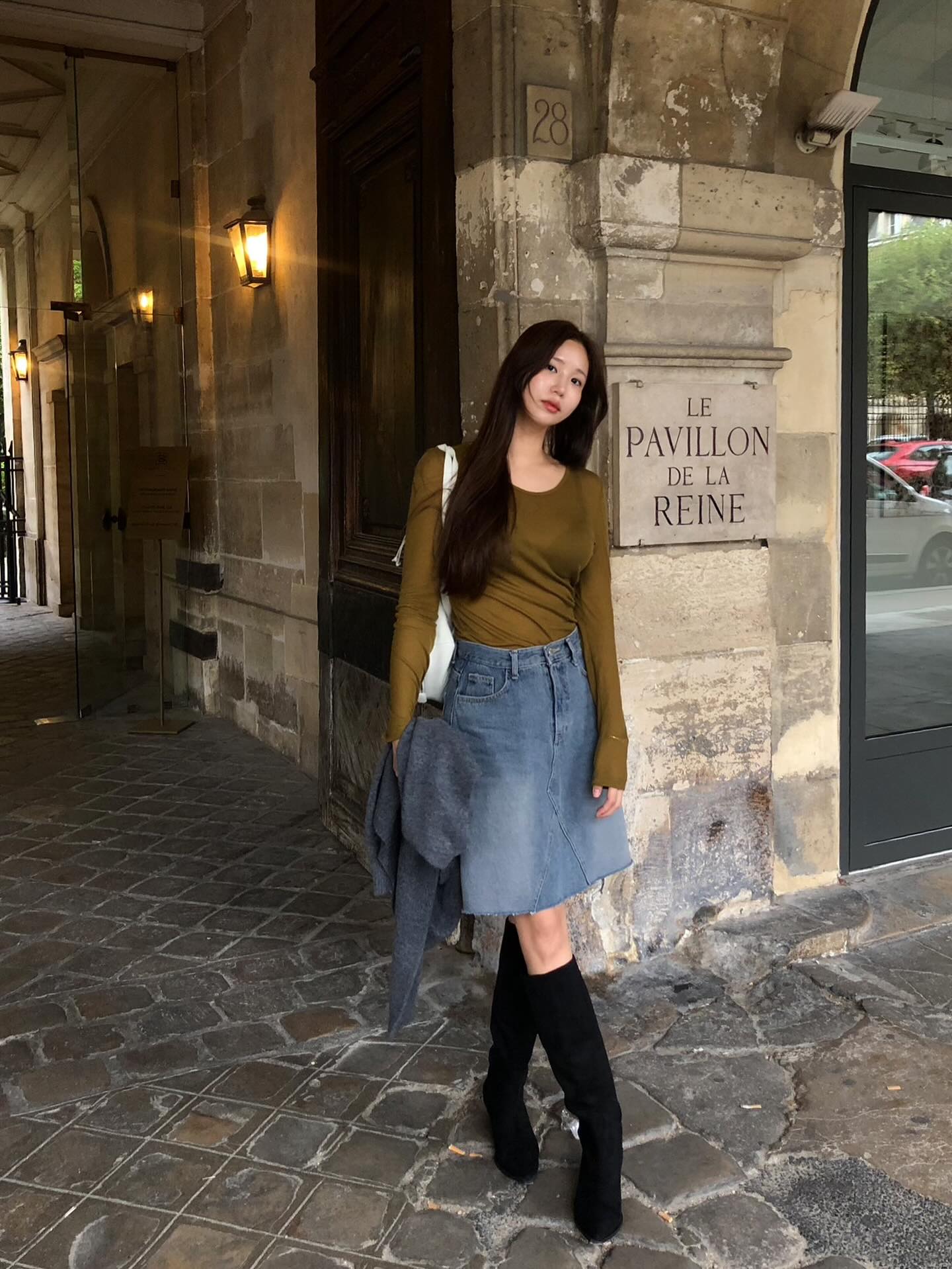 Hot nhất mùa đông 2025 chính là áo thun dài tay, sành điệu từ đi làm tới đi chơi với 10 cách phối - Ảnh 6.