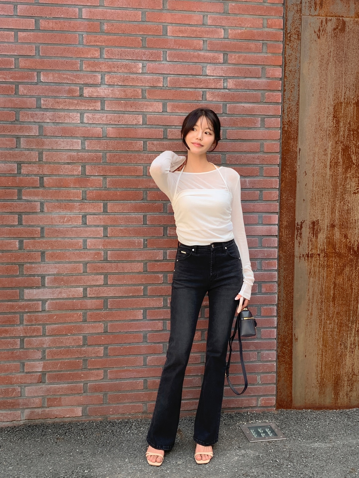 Hot nhất mùa đông 2025 chính là áo thun dài tay, sành điệu từ đi làm tới đi chơi với 10 cách phối - Ảnh 9.