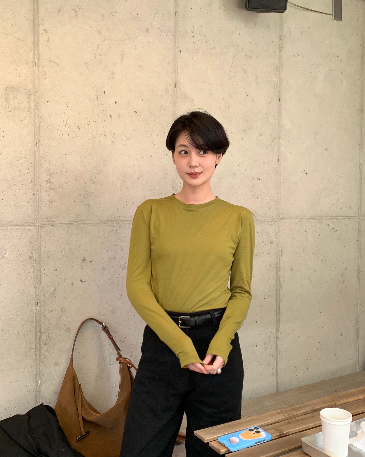 Hot nhất mùa đông 2025 chính là áo thun dài tay, sành điệu từ đi làm tới đi chơi với 10 cách phối - Ảnh 11.