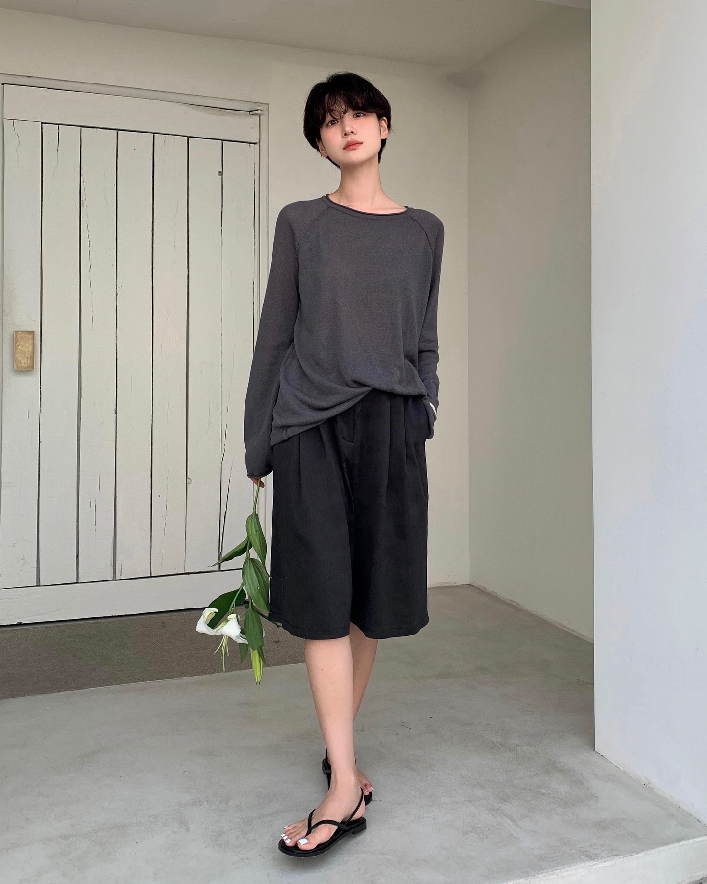 Hot nhất mùa đông 2025 chính là áo thun dài tay, sành điệu từ đi làm tới đi chơi với 10 cách phối - Ảnh 10.